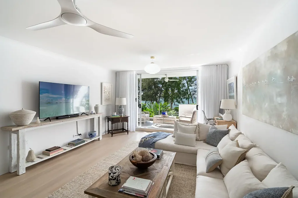 Palm Cove 2 Bedroom Luxury beachfront apartment with ocean views