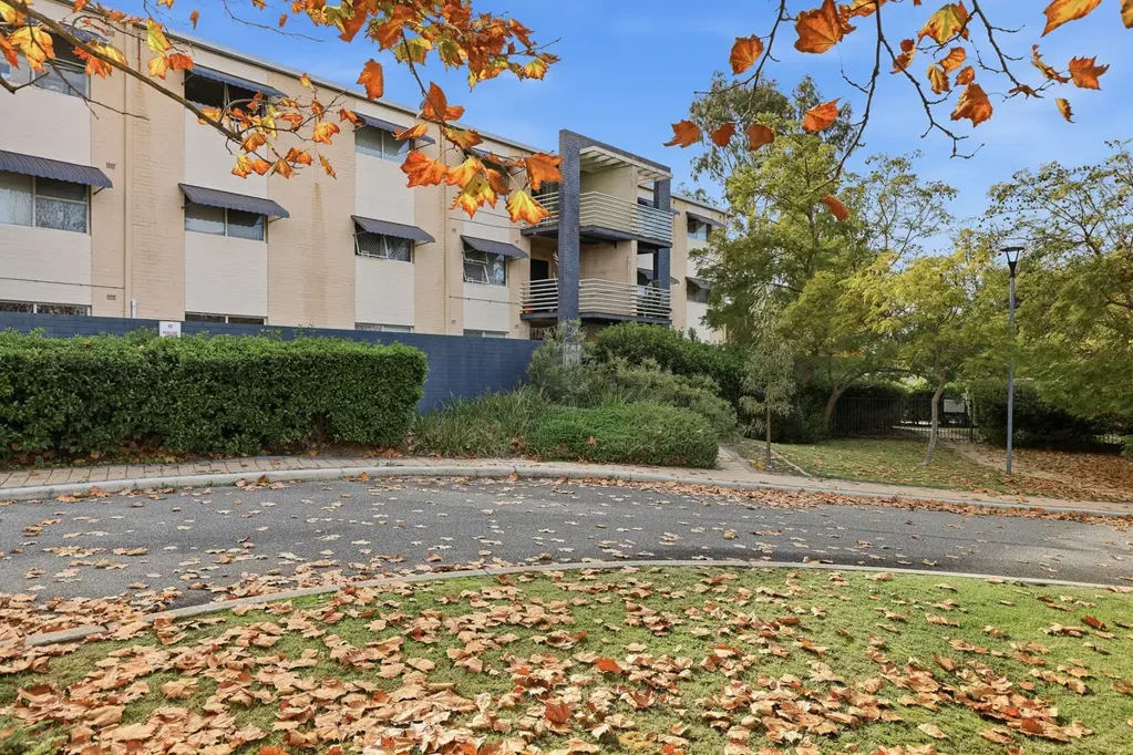 Medina 2房  Why: Because low maintenance living meets central convenience in this updated and move-in ready residence