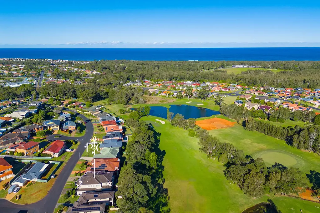 Port Macquarie 4房  Enduring Elegance in an Exceptional Golf Course Address