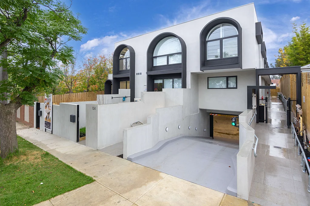 Stunning Brand New Townhouse in Caulfield