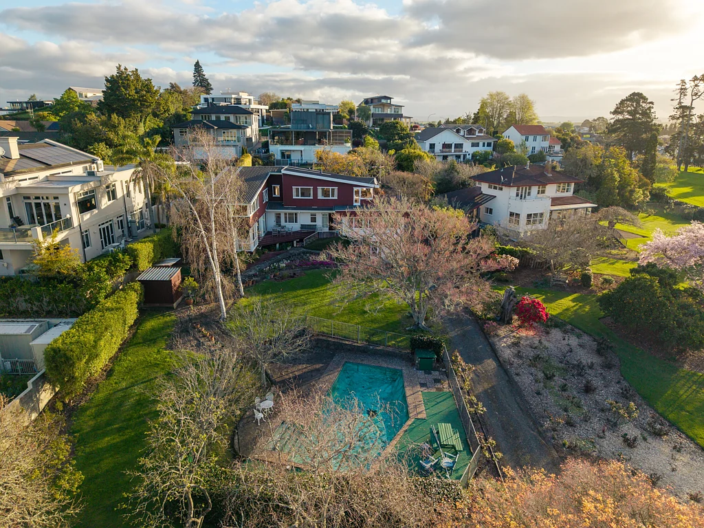 Hamilton Lake 5Zimmer Value-Add on Two Lakefront Titles