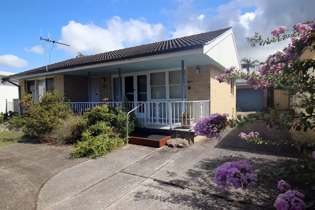 Harrington 3Phòng ngủ Ideal location & Includes a substantial Granny Flat!