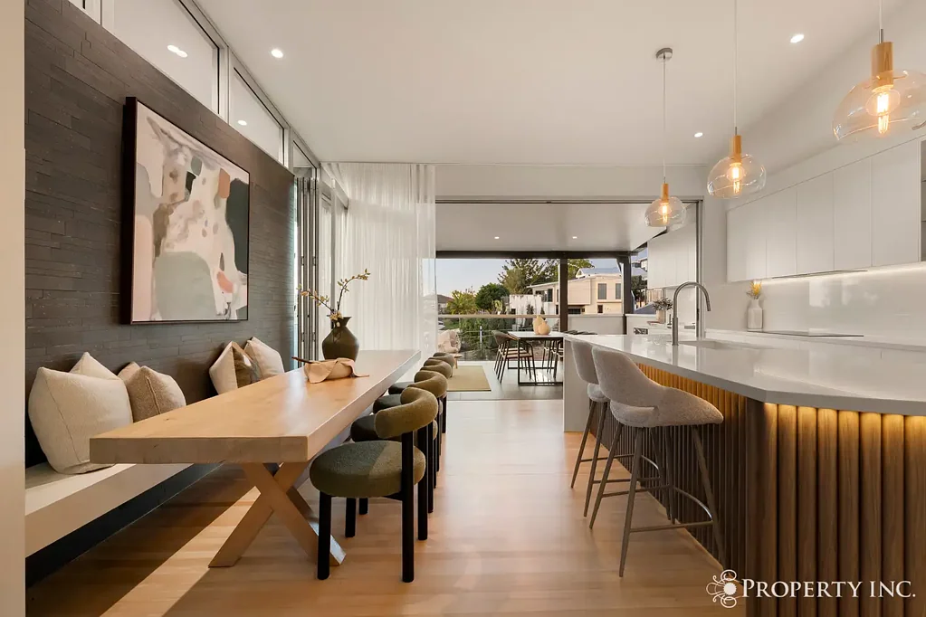 Greenslopes 4房 奢华家庭生活。层层惊喜，超乎想象。 LUXURY FAMILY LIVING. UNEXPECTED AT EVERY LEVEL.