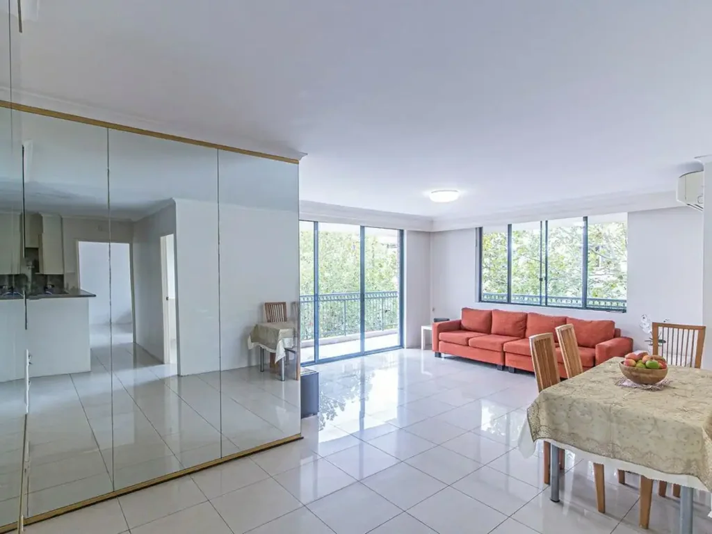 Large, Elegant, Quiet, Private, Bright, & Airy with Leafy Outlook
