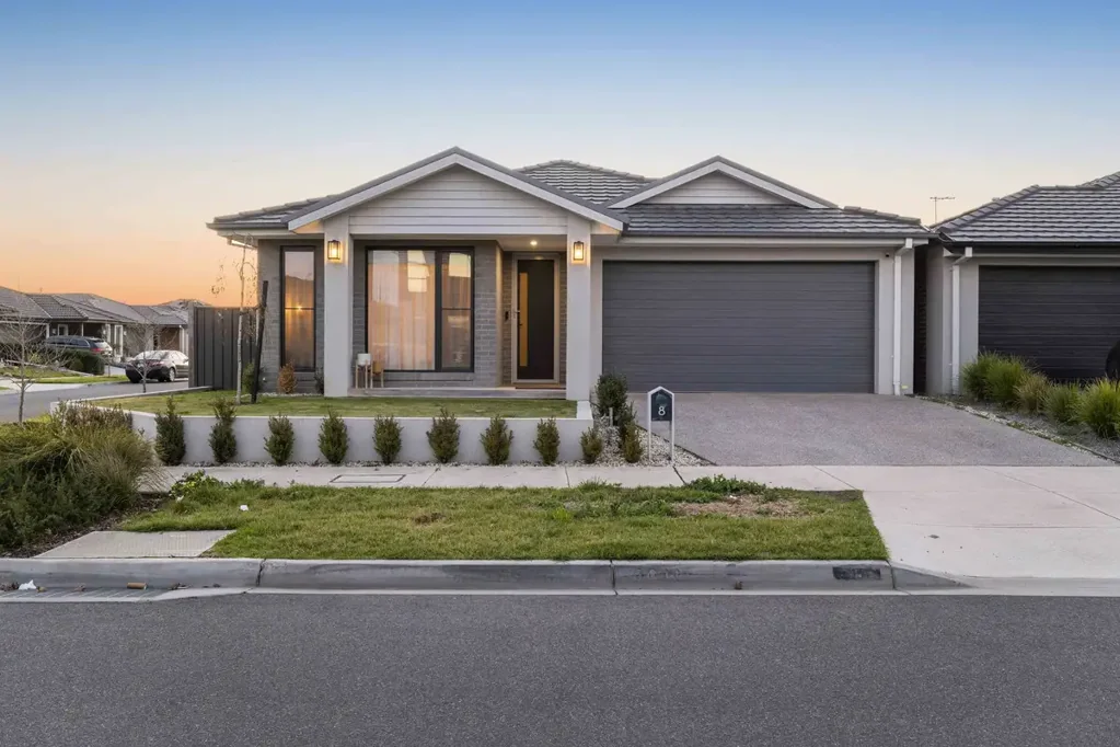 8 Magenta Street, Clyde North, VIC 3978