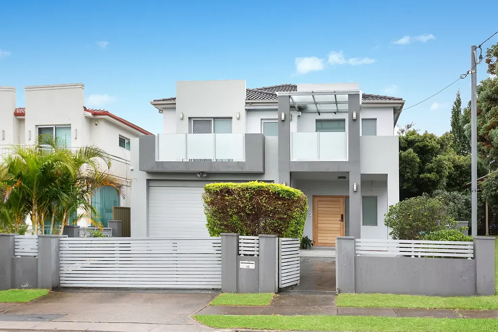 Hurstville 8ਬੈੱਡਰੂਮ Versatile family residence equipped for dual living