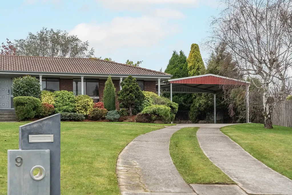 Newnham 4Kwarto Panoramic Tamar River views, spacious family design, quiet cul de sac position and exceptional vehicle storage