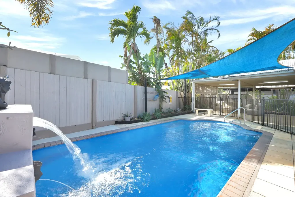 Shoal Point 3Phòng ngủ Poolside Living Just Moments from the Beach