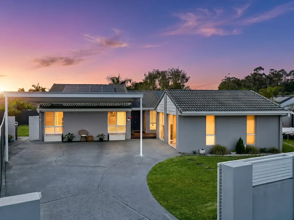 Ashmore 5Kwarto PRICED TO SELL - A GENEROUS DUAL OCCUPANCY HOME IN THE BEST STREET IN ASHMORE