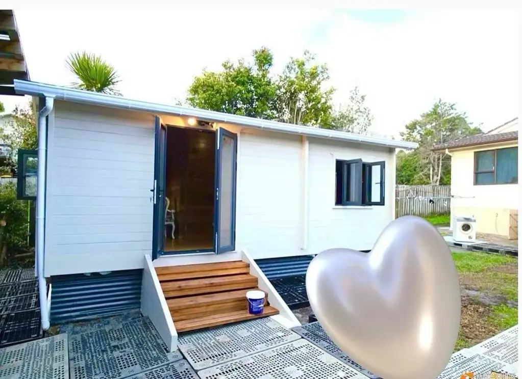 短租！北岸Albany ，拎包入住！园内3停车位！梅西大学附近！全新独立2房2卫一厅一厨房木房！可宠！全新独立温馨2房一厅2卫，旁边15平米独立大厨房，煤气炉做饭。包家具水网，不包电（有独立电表，一般电费$10 左右/周），包3个...