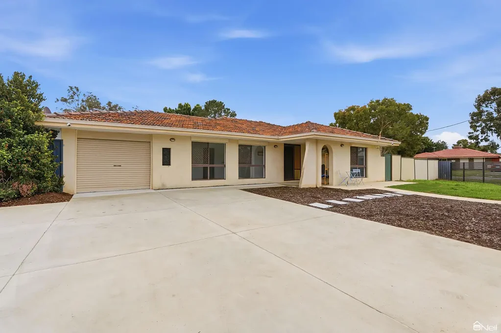 Armadale 3房  AWESOME HOME WITH A POOL ON BIG CORNER BLOCK