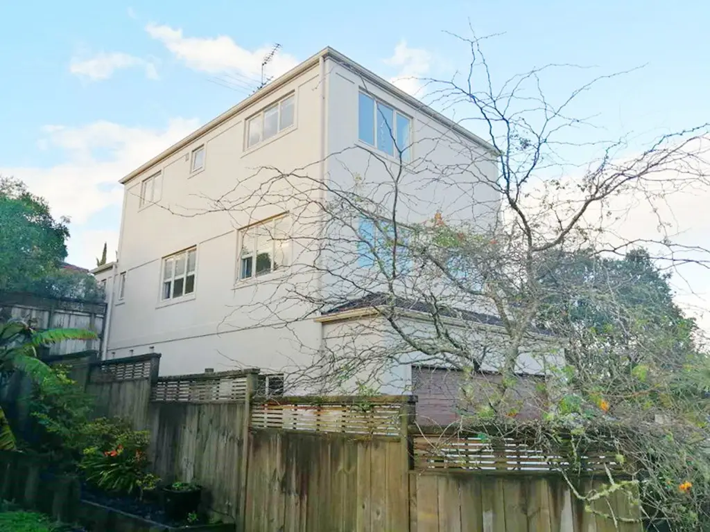 Here's a lovely property with great settings in Sunnynook.