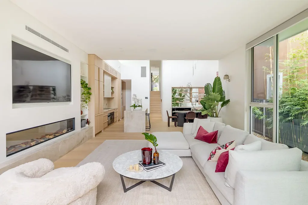 Newly crafted luxury entertainer close to waterfront