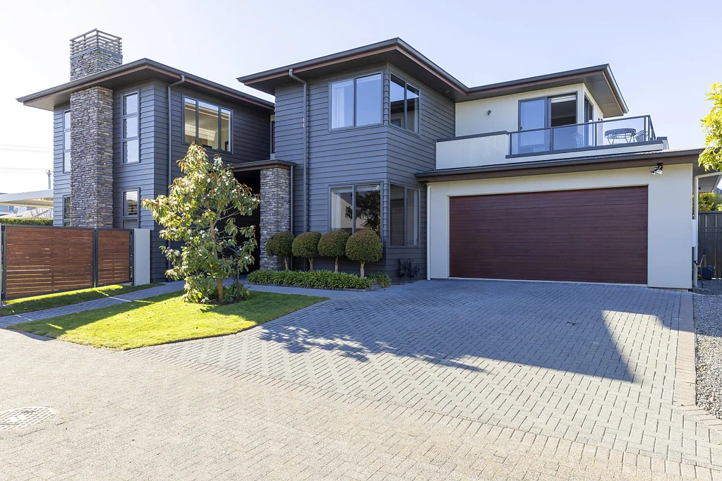 Hilltop 4 Bedroom Luxury living just steps from the Lake