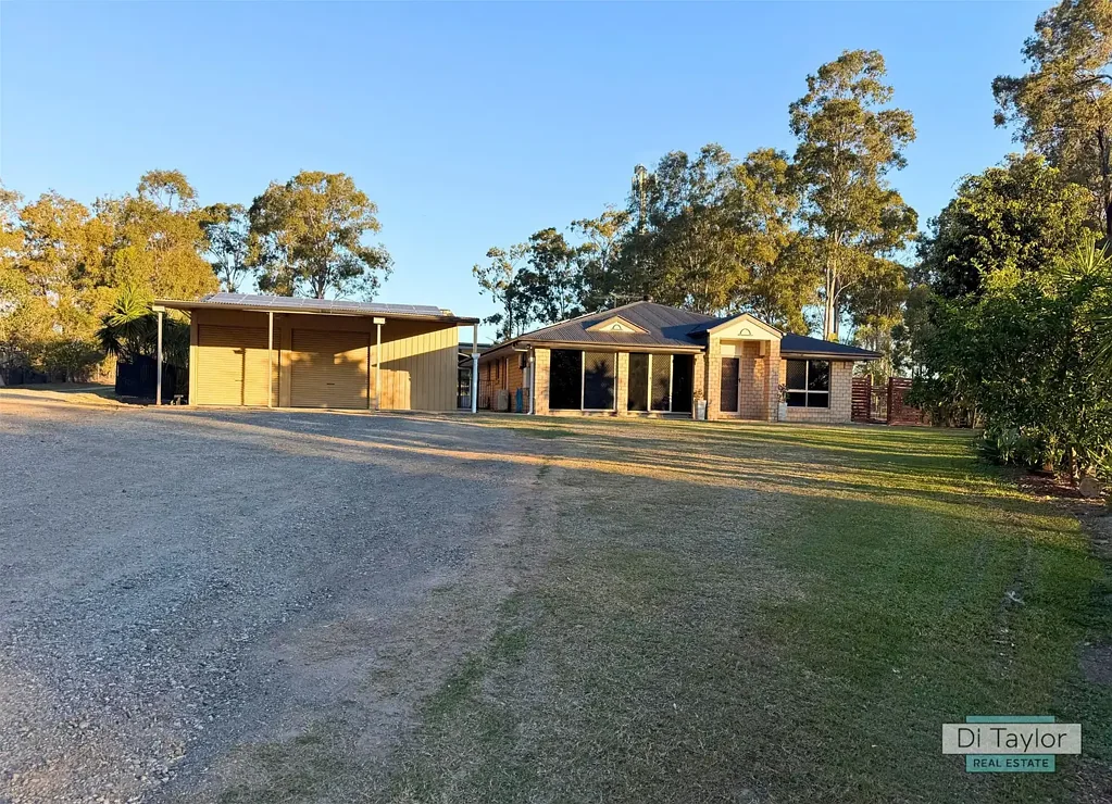 Flagstone 5कमरा A PRIVATE ACREAGE OASIS WITH EVERYTHING THE FAMILY COULD WANT