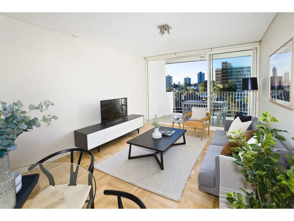 SUNNY TOP FLOOR APARTMENT WITH STUNNING HARBOUR VIEWS