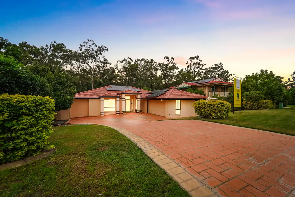 Bridgeman Downs 4ห้องนอน Rare 880m² Split-Level Family Haven with Space for the Caravan & Backing Onto Nature