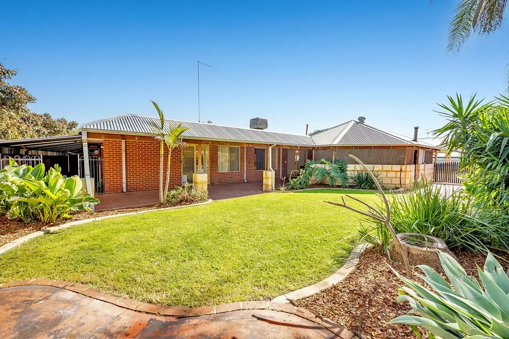 Halls Head 5 Bedroom Spacious 5x2 Family Living in Seascapes