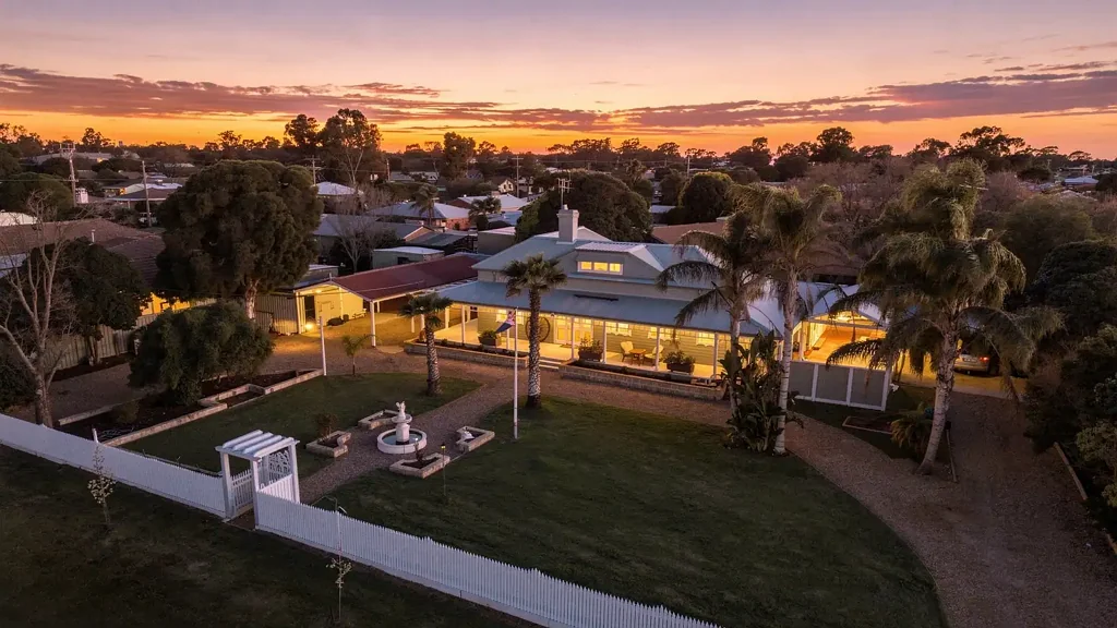 Yarrawonga 4 Bedroom Carwyn House – One of Yarrawonga’s Original Homesteads