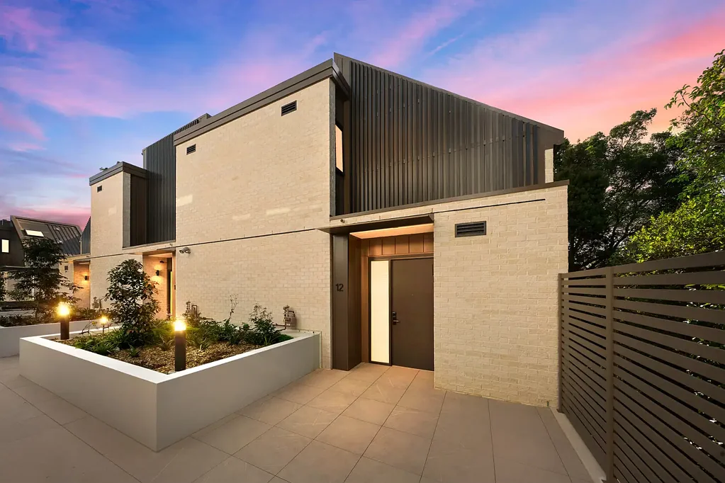 Lindfield 4房 宁静专属街道 端位绿植环绕 Gaggenau大理石厨房 宽敞有顶露台 四卧两主套独立卫浴 步行火车站学校村庄 Brand New Townhouse in High-end Luxury