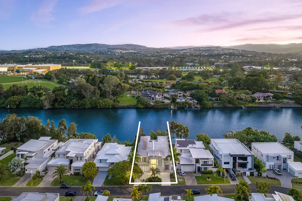Benowa 6房  LUXURY SIX-BEDROOM WATERFRONT RESIDENCE WITH SOARING CEILINGS & EXCEPTIONAL DESIGN