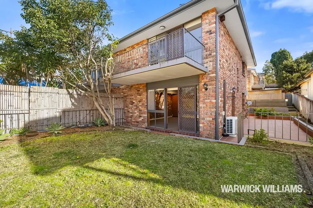 THREE-BEDROOM TOWNHOUSE WITH WRAP AROUND COURTYARD