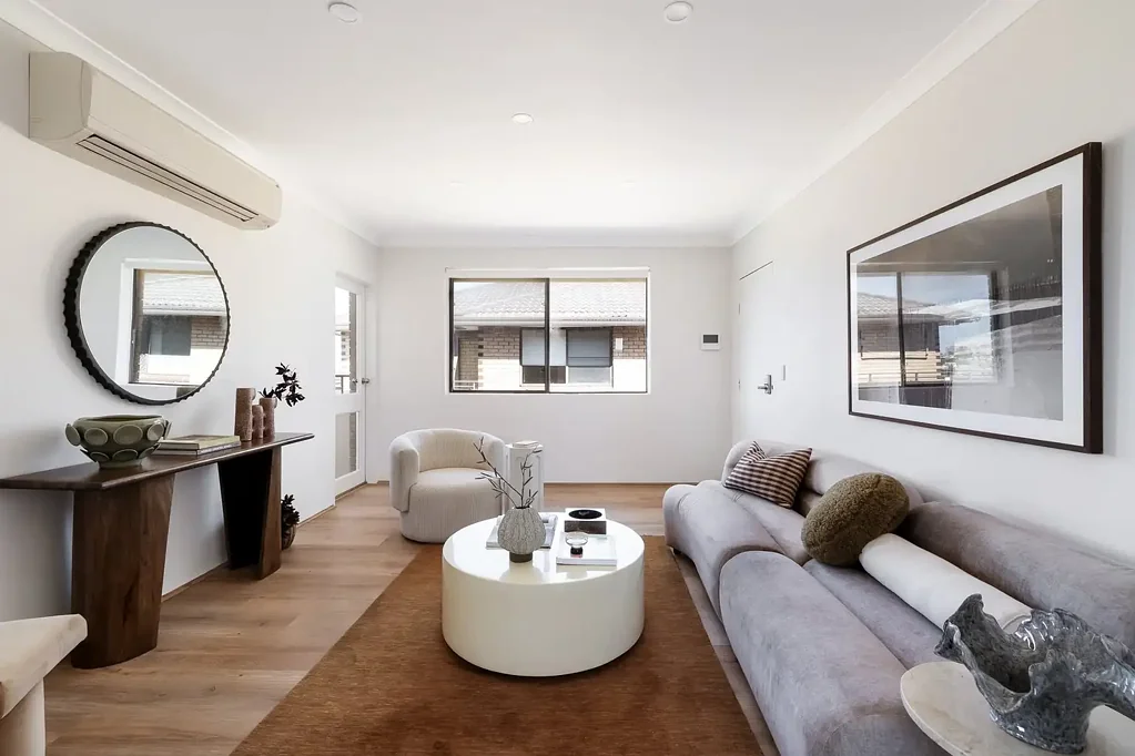Marrickville 2房 翻新顶层寓所，带带锁车库 Updated top-floor retreat with lock-up garage