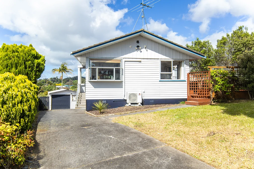 90 Lantana Road, Green Bay, Waitakere City, Auckland