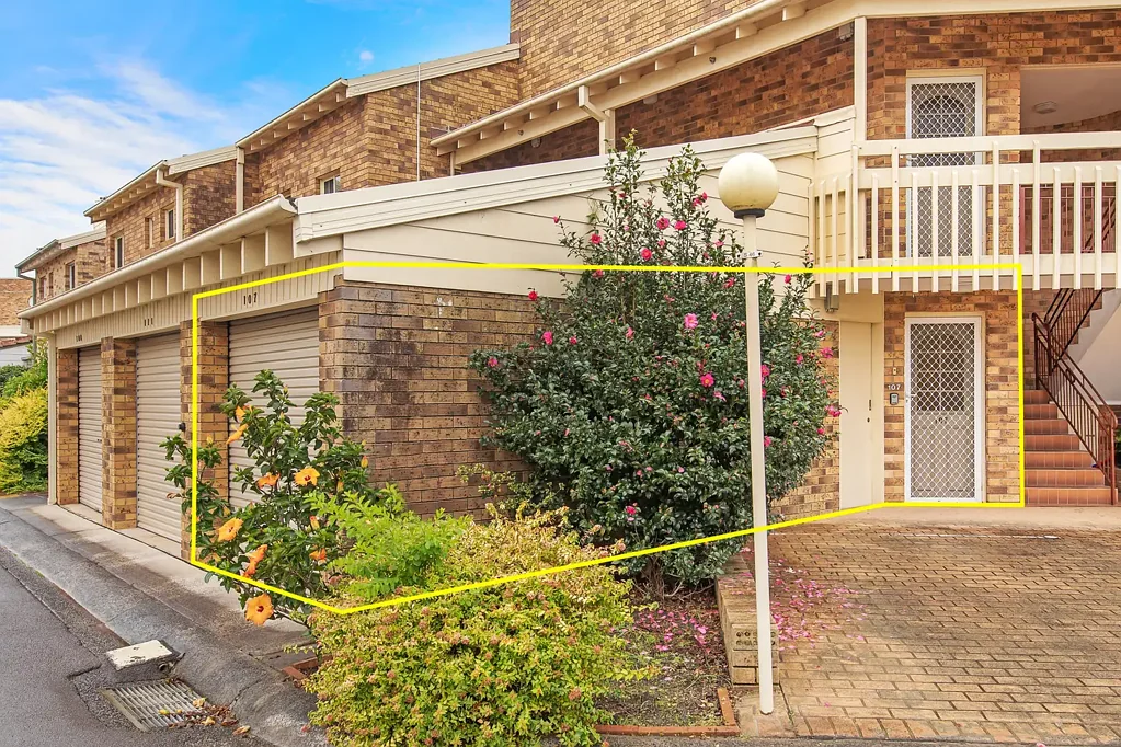 Berkeley Vale 2房  Ground  Floor Living with Sunny Sunroom