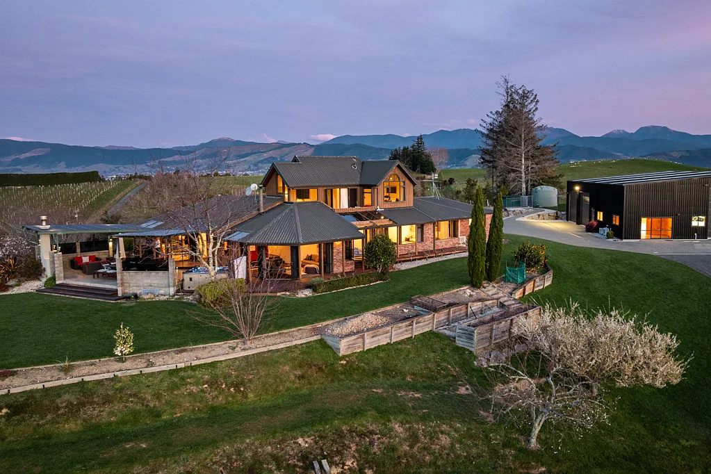 Redwood Valley Dream super shed; elevated views, stunning home