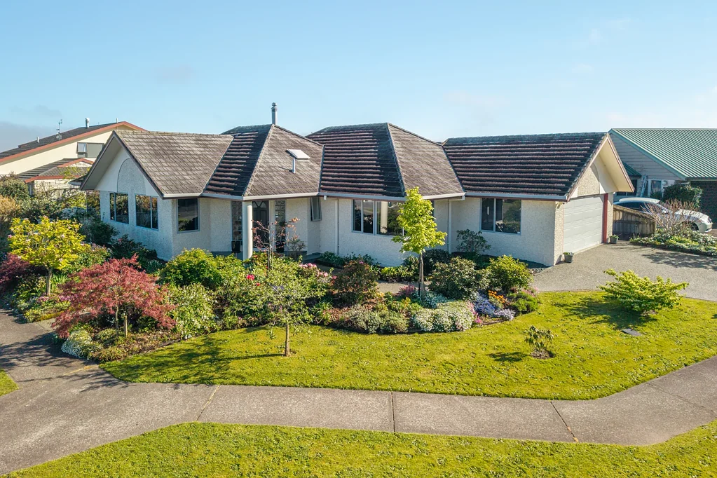 Stoke 4 Bedroom Family Living With Parkside Views!