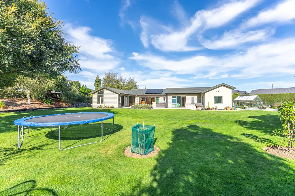 Waikanae 4 Bedroom SPACIOUS, SECLUDED AND HIGHLY SPEC'D