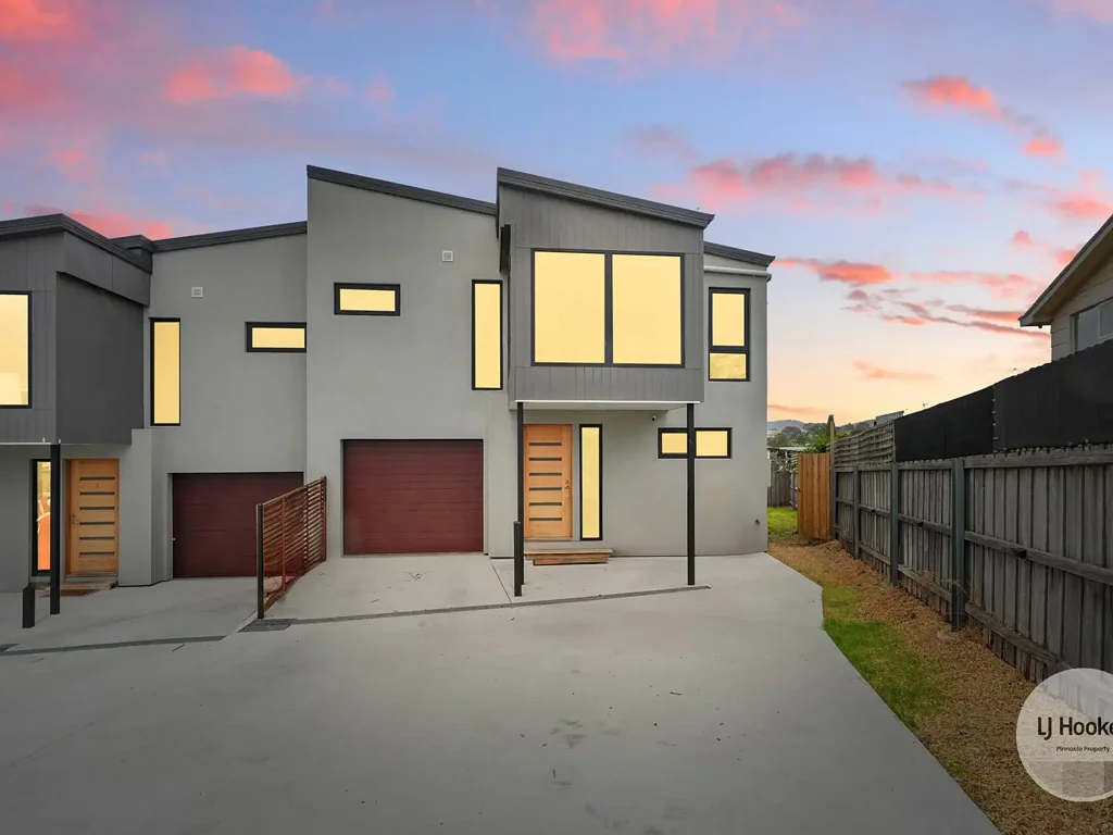 Bridgewater 6ਬੈੱਡਰੂਮ Bridgewater - Two Homes, One Title, Endless Potential!