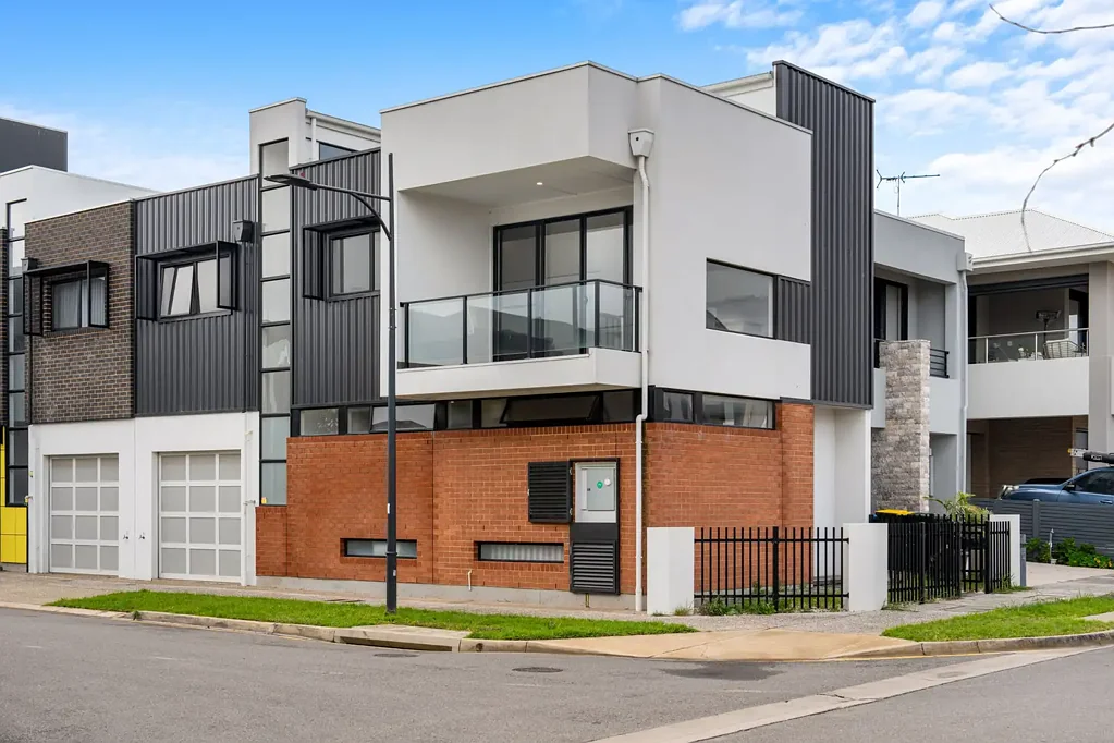 Lightsview 3 Bedroom Lofty Corner Living In The Heart Of Lightsview