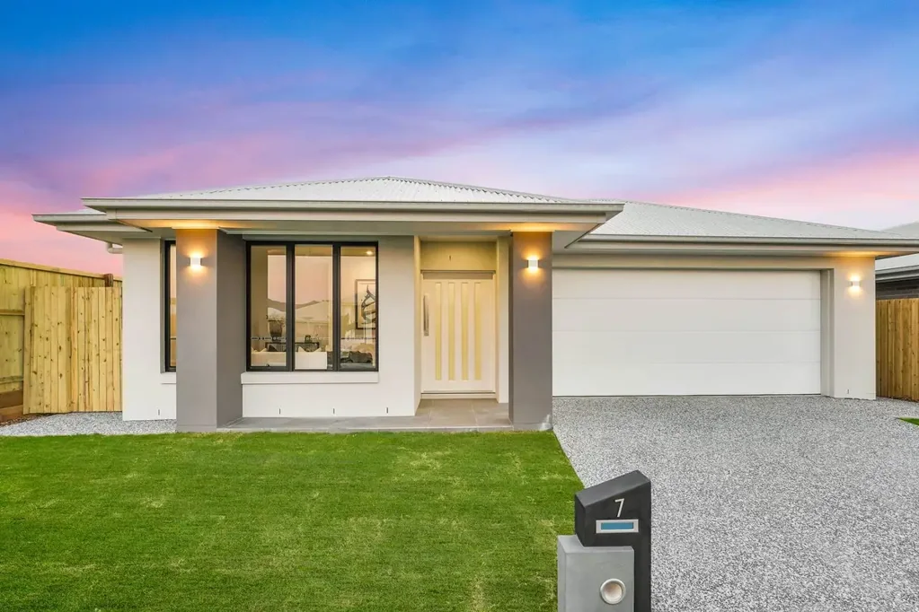 White Rock 4房  当代家庭舒适，位于白石镇中心！！！  Contemporary Family Comfort In The Heart Of White Rock!!!