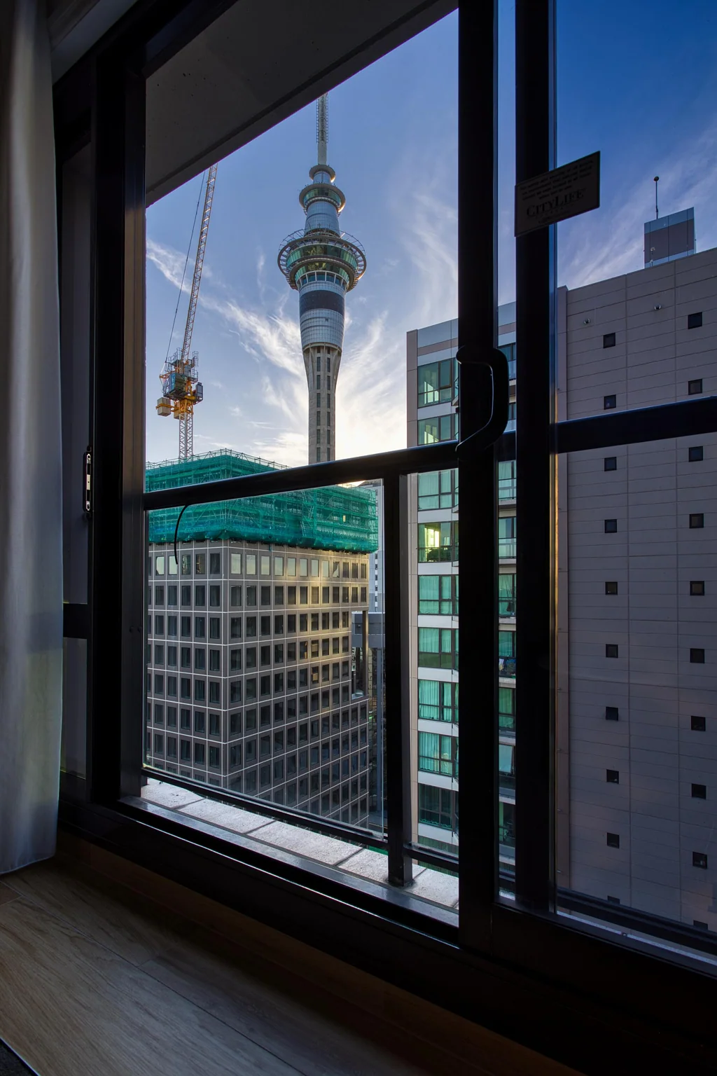 Auckland Central 1房 CityLife综合体21层公寓！俯瞰天空塔美景，配套健身房及游泳池，兼具舒适、便利与风格！ Owner wants it SOLD this WEEK!~