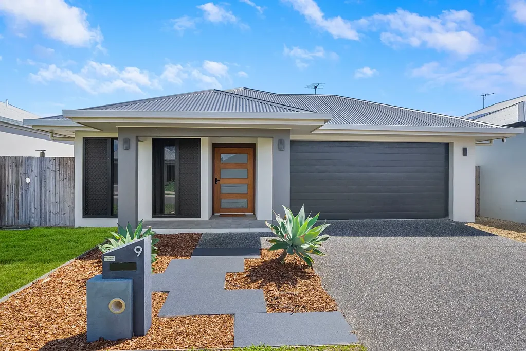 EXCEPTIONAL ENTERTAINER! HIGH SPEC, ELEGANT & SOPHISTICATED STUNNER IN SMITHFIELD!