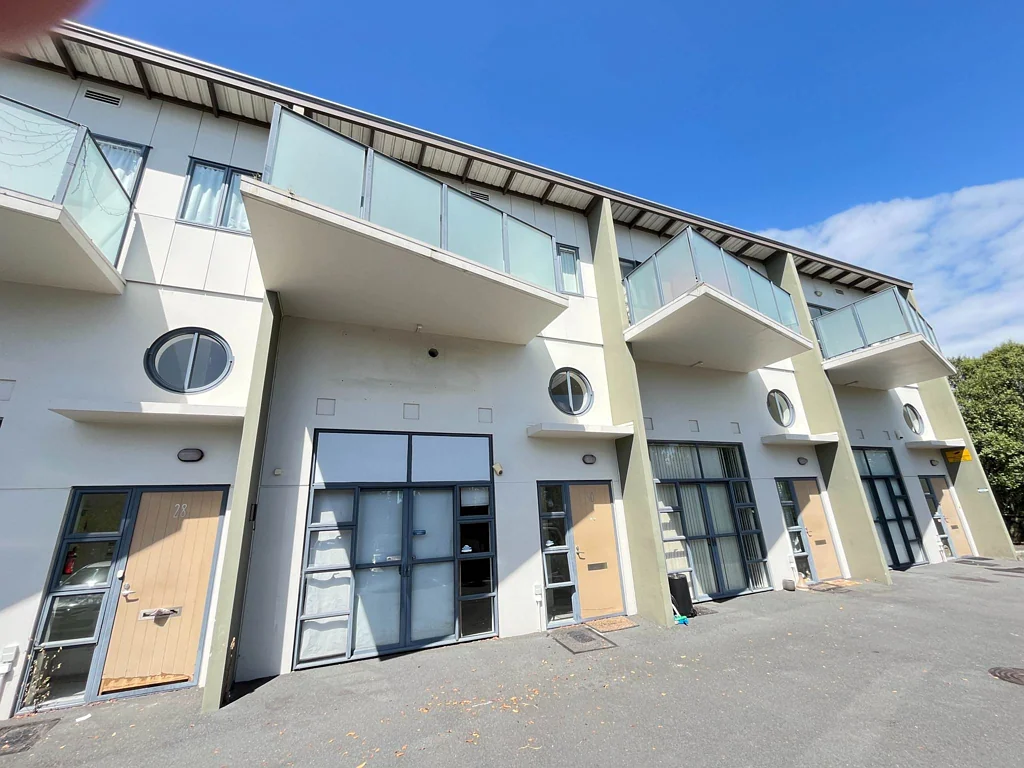 2 level unit home in Mount Wellington!!