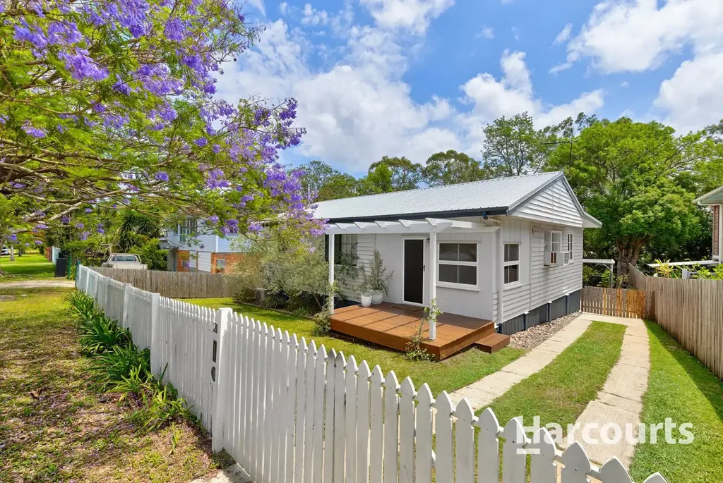 Aspley 3房 高地设址 海风拂面 日落美景 高天花 抛光木地板 三卧镜柜 空调客厅 全年露台 大围栏庭院 步行便利 Brimming with Character on 683sqm with Side Access