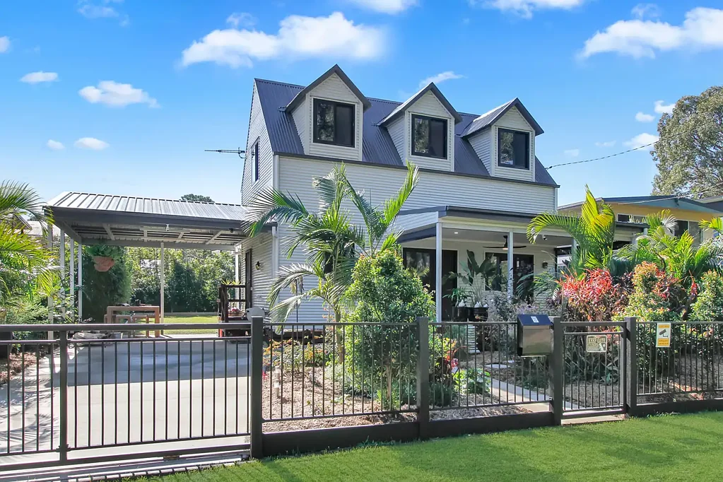 Macleay Island 2Habitaciones Immaculate Near-New Home with Water Views, Steel Frame & Colorbond Exterior, 250m to Dalpura Beach & Boat Ramp