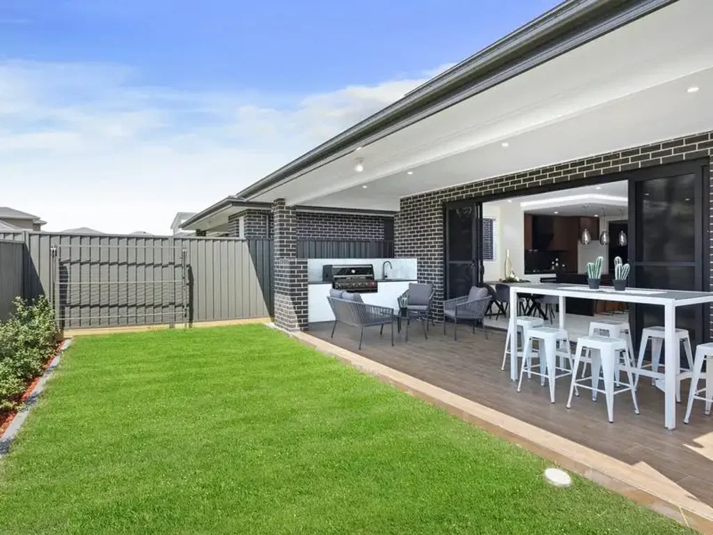 Schofields 5Kwarto Near New, Custom Built 34 sq home located in the heart of the Akuna Vista Community - 2 Minute walk to Nirimba Fields Public School & Park!