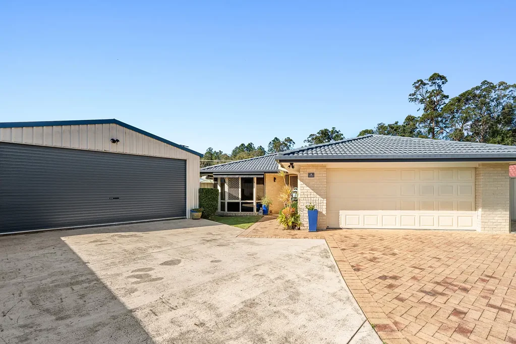 Landsborough 4Zimmer Immaculately Presented Family Home with Shed & Pool!