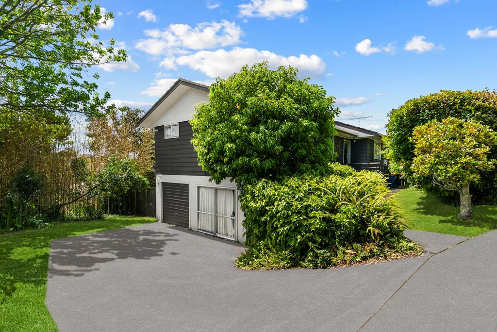 Totara Vale 3ਬੈੱਡਰੂਮ Family Home on 882m² Section – Opportunity Awaits