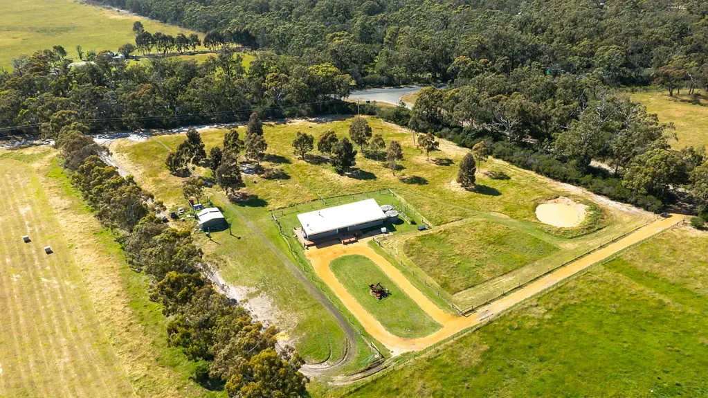 Woodside  SEEKING YOUR OWN SLICE OF HEAVEN?

PRICE ADJUSTED

SMALL ACREAGE NORTH OF WOODSIDE TOWNSHIP WITH VIEWS AND IMPRESSIVE NEAR-NEW HOME- NOW $670,0