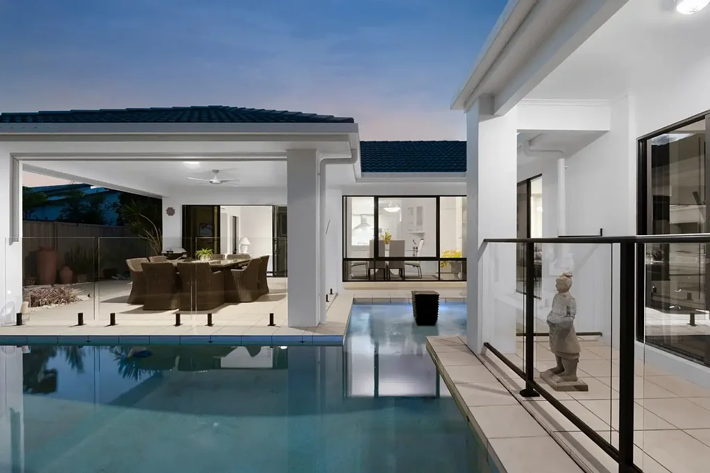 Noosaville 4 Slaapkamer Light Filled Single Level Living in a Blue Chip Noosaville Address