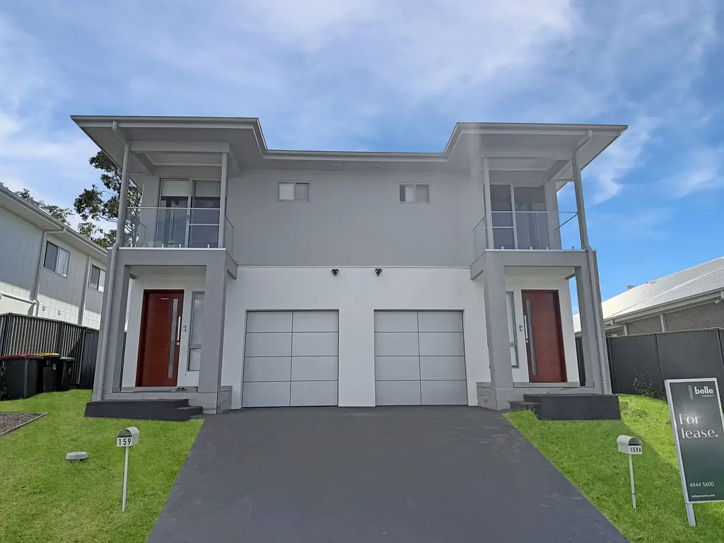 STUNNING 4 BEDROOM DUPLEX - SPACIOUS, MODERN & READY TO MOVE IN!