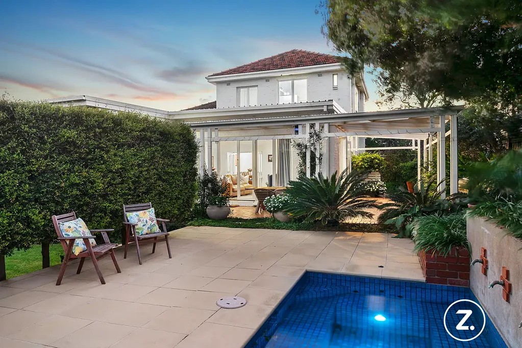 Beaumaris 4Zimmer Exceptionally Located Family Home with Modern Upgrades and Coastal Charm in Beaumaris