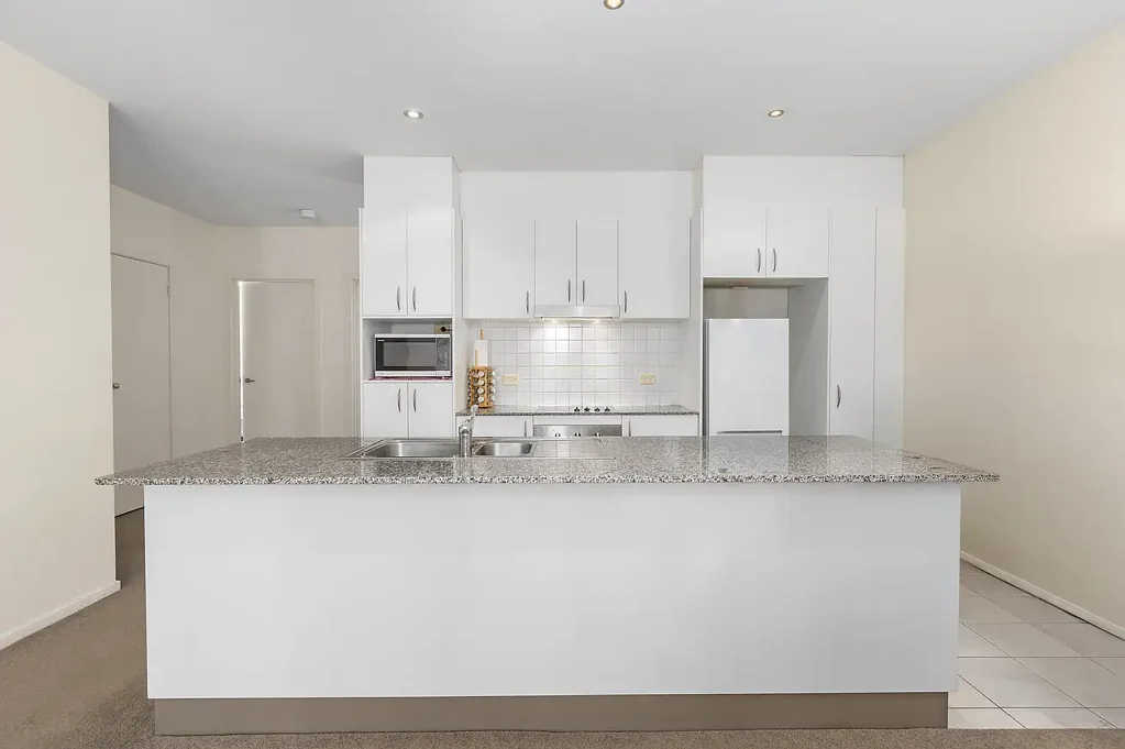Bruce 3房  Spacious Three-Bedroom with Leafy Lake Views, Moments from UC