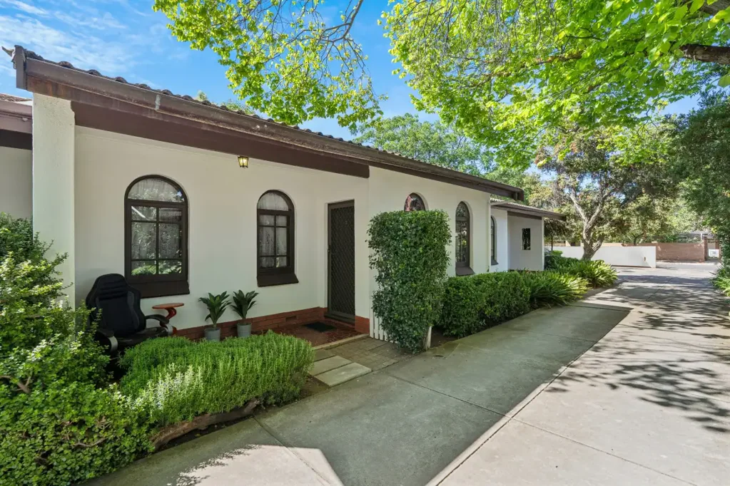 Joslin 1房  A fantastic unit in a tightly held group.