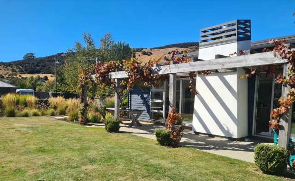 Wanaka 4房  Established spacious family home & garden